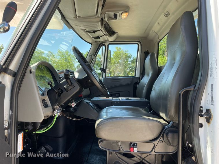 image for item LJ9723 2015 International DuraStar 4400  digger derrick truck