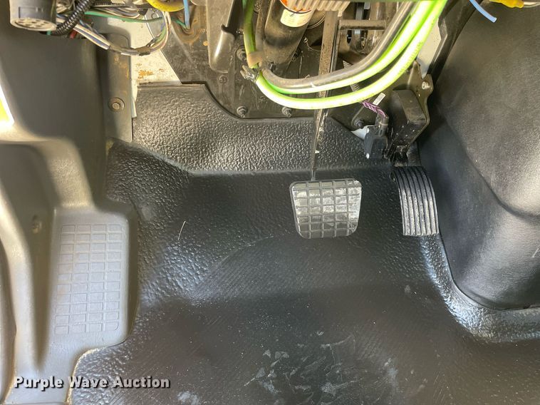 image for item LJ9723 2015 International DuraStar 4400  digger derrick truck