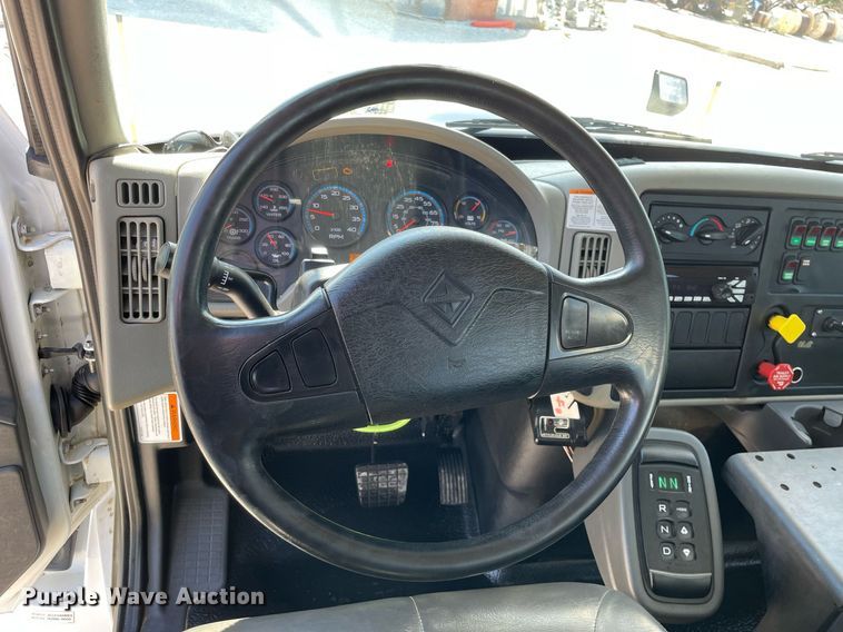 image for item LJ9723 2015 International DuraStar 4400  digger derrick truck