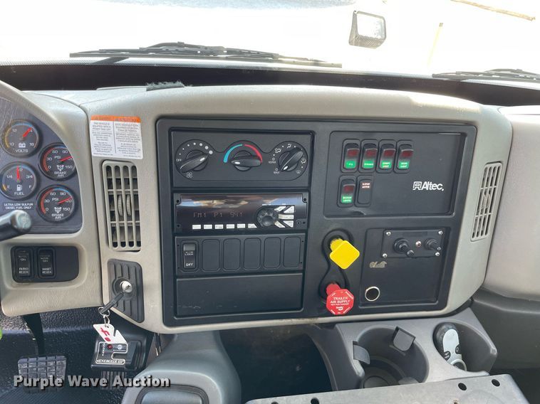 image for item LJ9723 2015 International DuraStar 4400  digger derrick truck