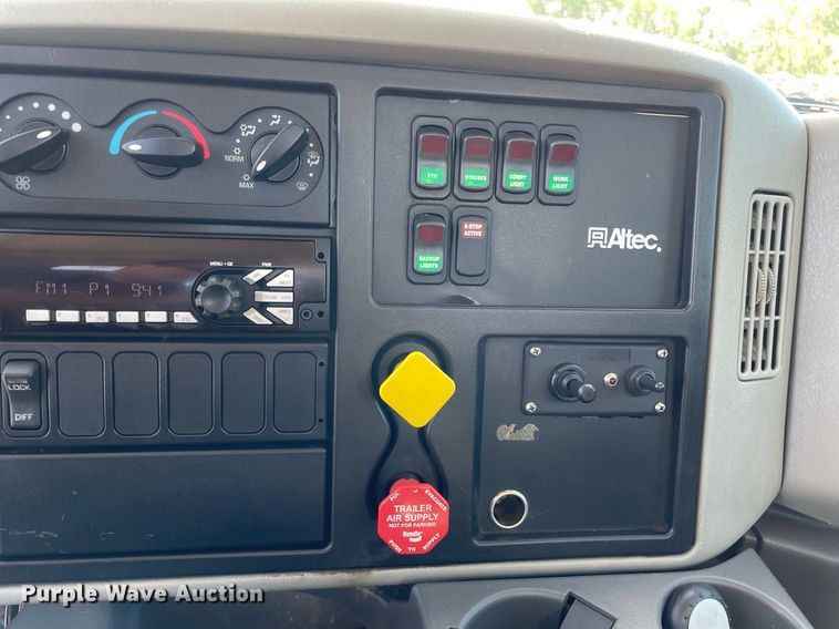 image for item LJ9723 2015 International DuraStar 4400  digger derrick truck