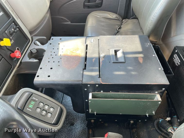 image for item LJ9723 2015 International DuraStar 4400  digger derrick truck