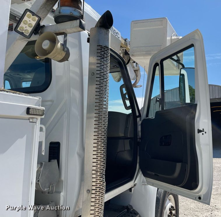 image for item LJ9723 2015 International DuraStar 4400  digger derrick truck