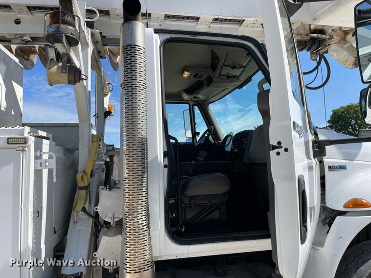 image for item LJ9723 2015 International DuraStar 4400  digger derrick truck