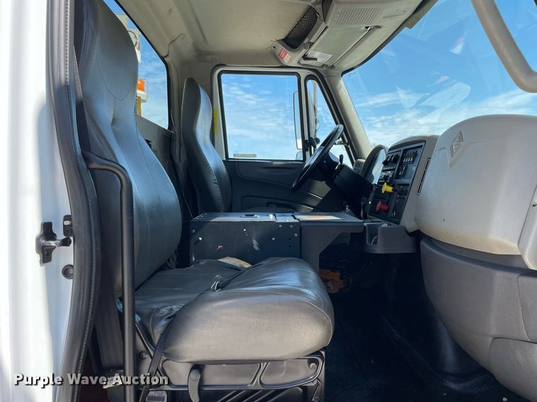 image for item LJ9723 2015 International DuraStar 4400  digger derrick truck