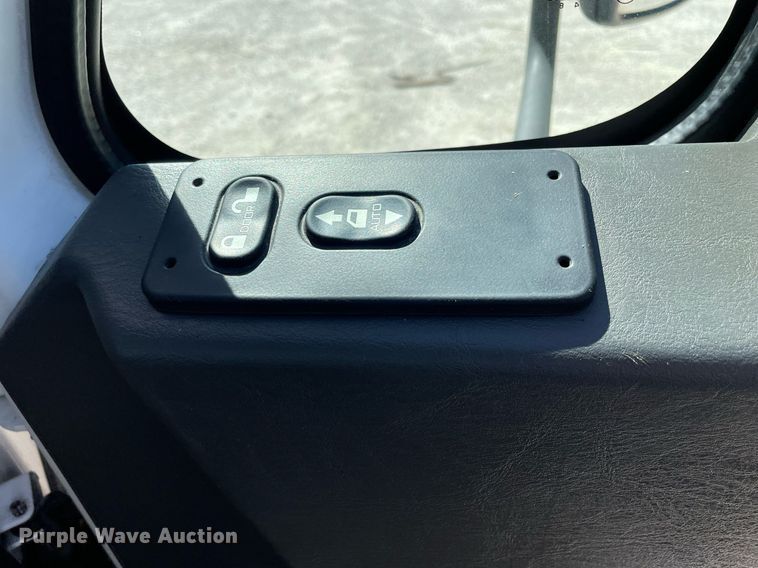 image for item LJ9723 2015 International DuraStar 4400  digger derrick truck