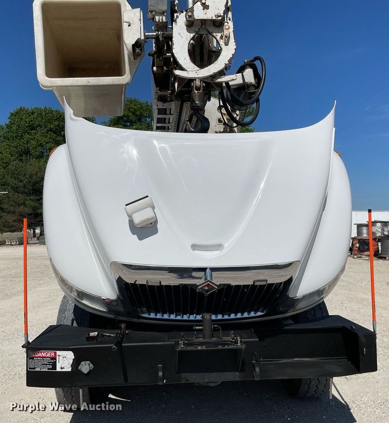 image for item LJ9723 2015 International DuraStar 4400  digger derrick truck