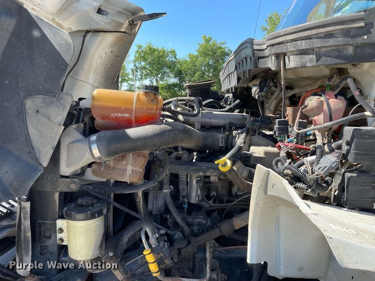 image for item LJ9723 2015 International DuraStar 4400  digger derrick truck