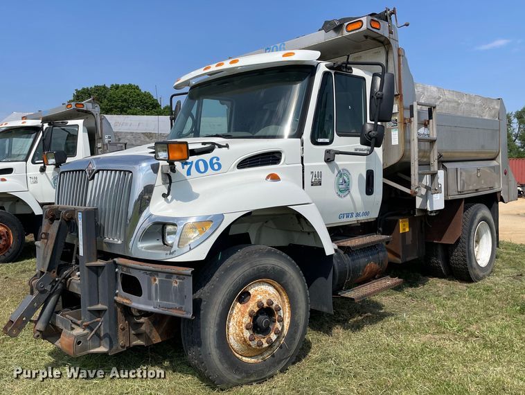 image for item LJ9733 2006 International 7400  dump truck