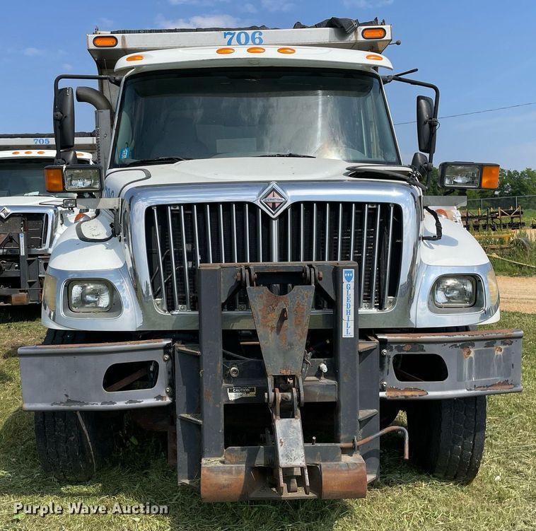image for item LJ9733 2006 International 7400  dump truck