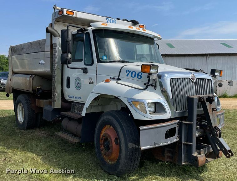 image for item LJ9733 2006 International 7400  dump truck