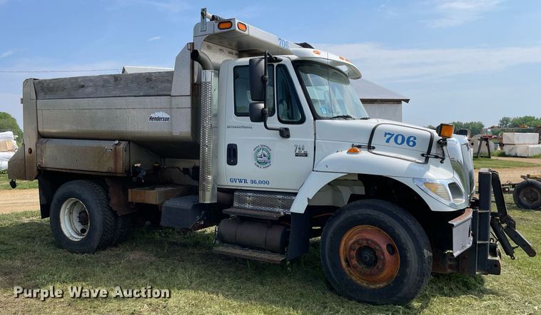 image for item LJ9733 2006 International 7400  dump truck