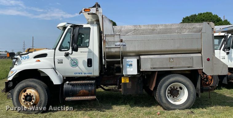 image for item LJ9733 2006 International 7400  dump truck