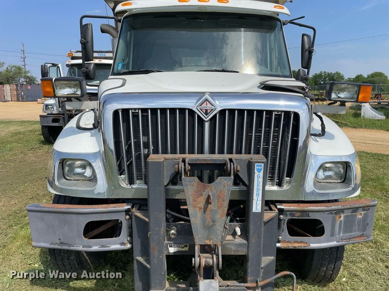 image for item LJ9733 2006 International 7400  dump truck