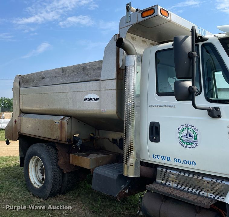image for item LJ9733 2006 International 7400  dump truck