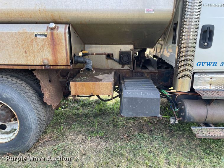 image for item LJ9733 2006 International 7400  dump truck