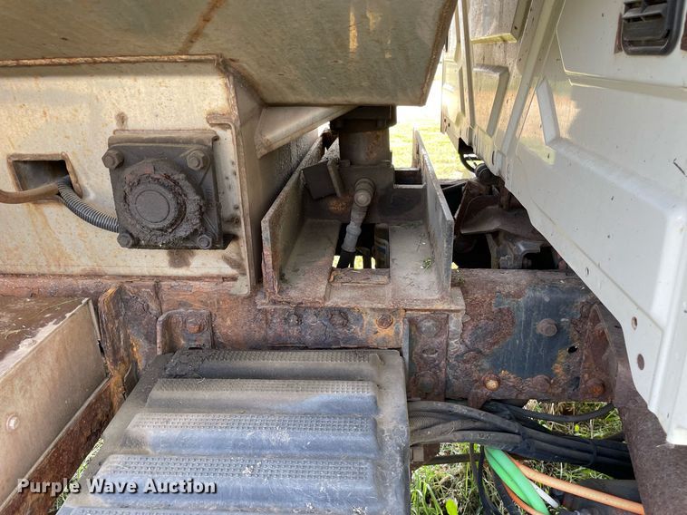 image for item LJ9733 2006 International 7400  dump truck