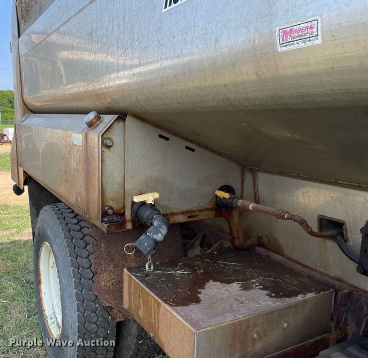 image for item LJ9733 2006 International 7400  dump truck