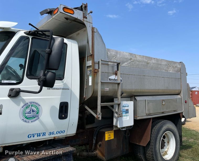 image for item LJ9733 2006 International 7400  dump truck