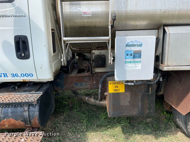 image for item LJ9733 2006 International 7400  dump truck