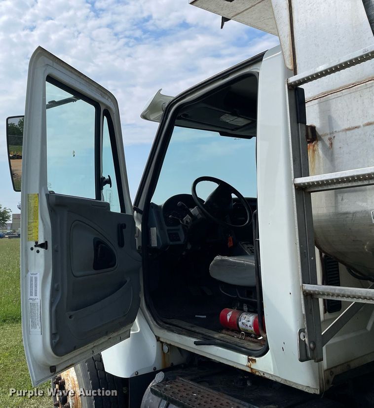 image for item LJ9733 2006 International 7400  dump truck