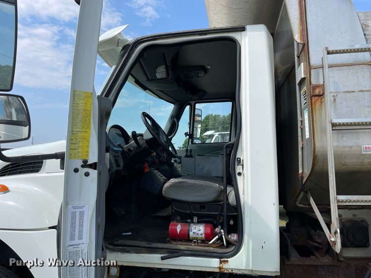 image for item LJ9733 2006 International 7400  dump truck