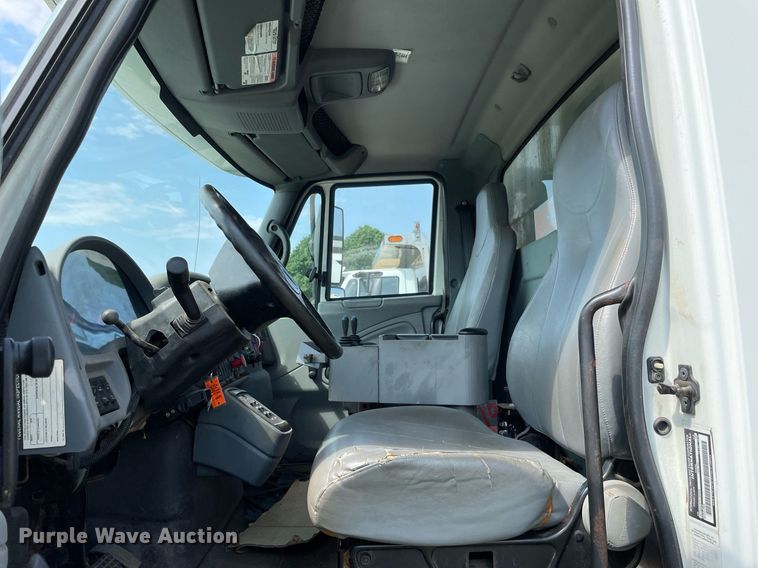 image for item LJ9733 2006 International 7400  dump truck