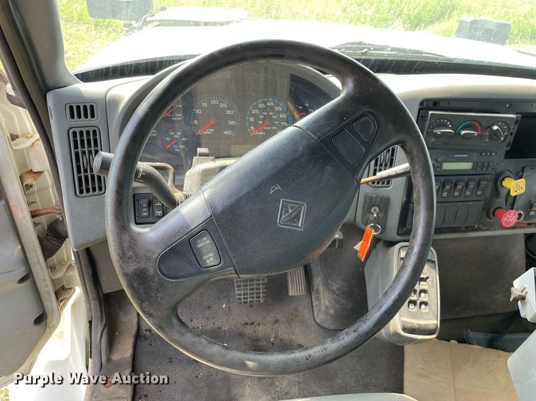 image for item LJ9733 2006 International 7400  dump truck