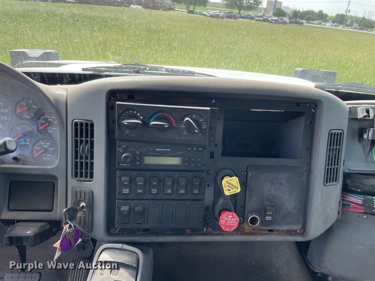 image for item LJ9733 2006 International 7400  dump truck