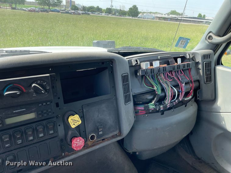 image for item LJ9733 2006 International 7400  dump truck