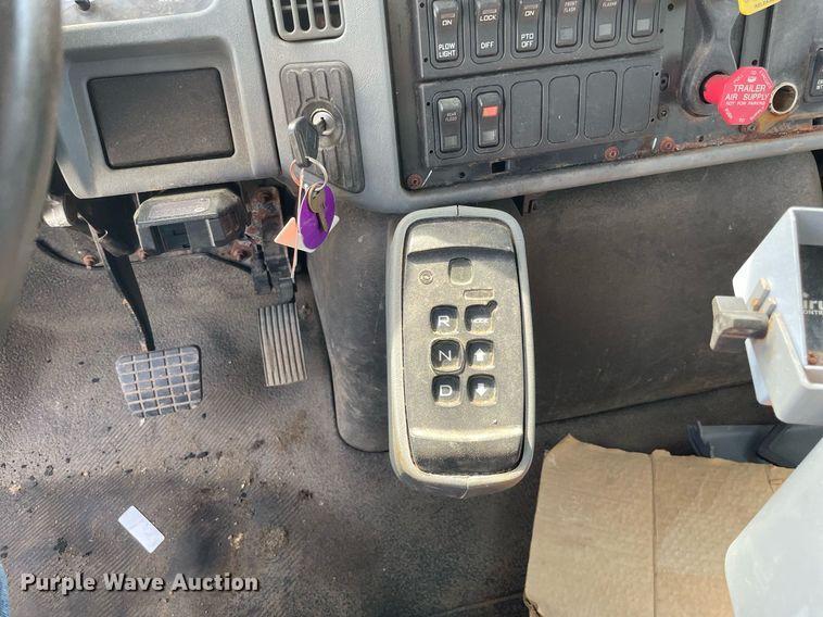 image for item LJ9733 2006 International 7400  dump truck