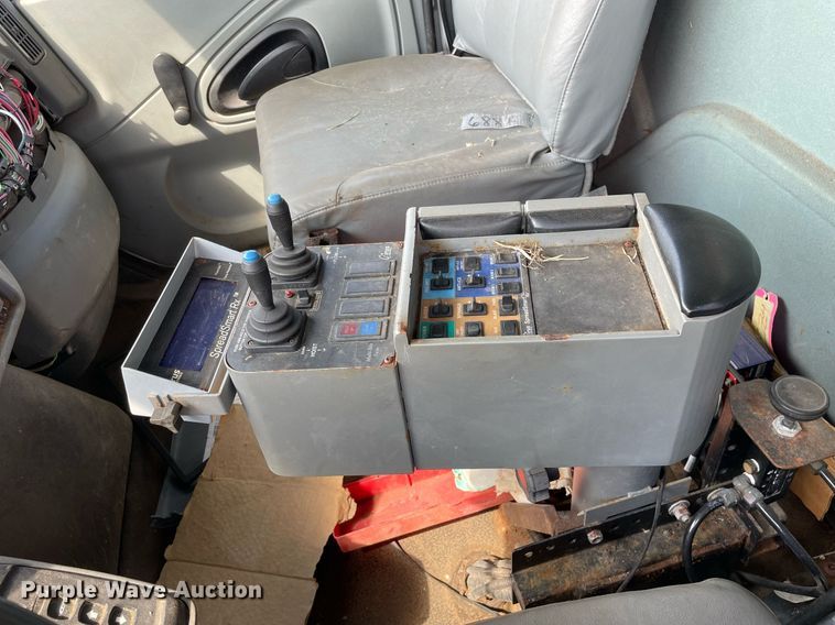 image for item LJ9733 2006 International 7400  dump truck