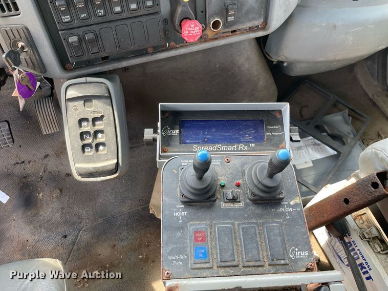 image for item LJ9733 2006 International 7400  dump truck