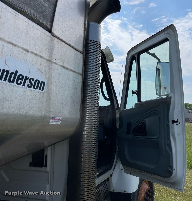 image for item LJ9733 2006 International 7400  dump truck