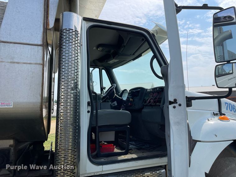 image for item LJ9733 2006 International 7400  dump truck