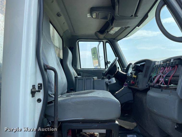 image for item LJ9733 2006 International 7400  dump truck