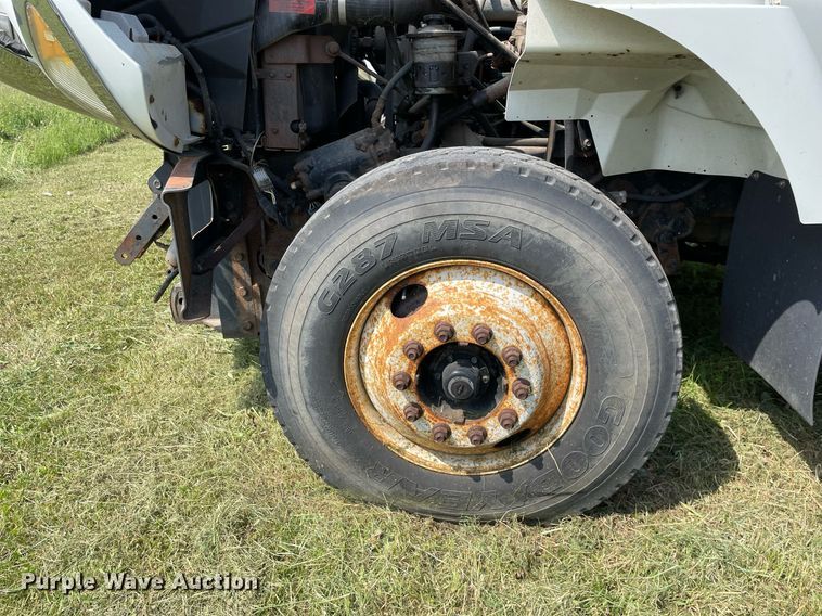 image for item LJ9733 2006 International 7400  dump truck