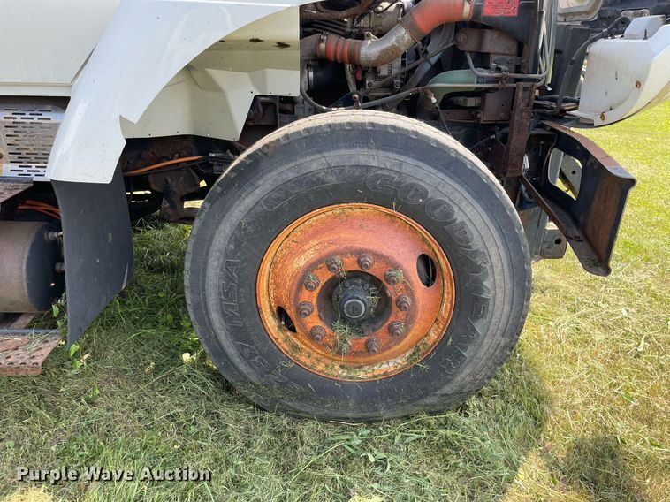 image for item LJ9733 2006 International 7400  dump truck