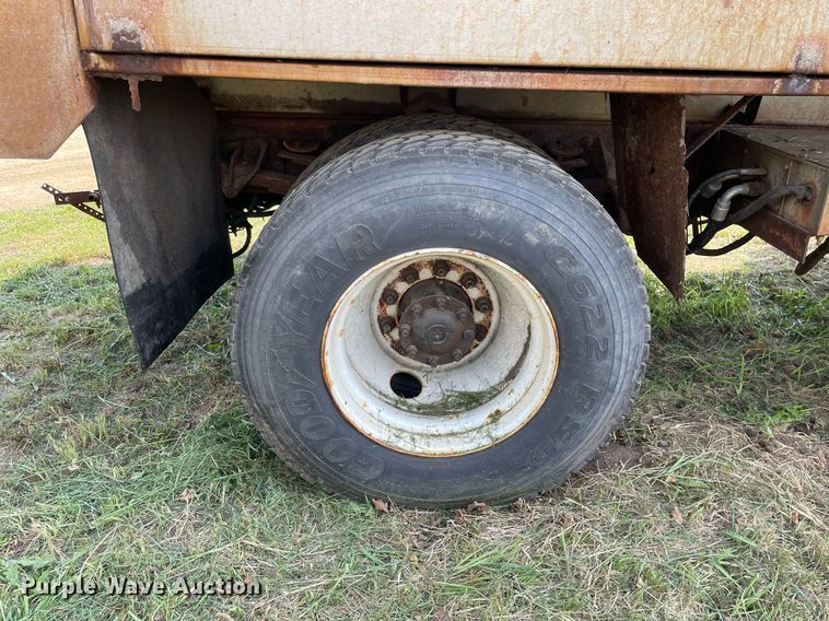 image for item LJ9733 2006 International 7400  dump truck