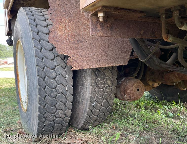 image for item LJ9733 2006 International 7400  dump truck