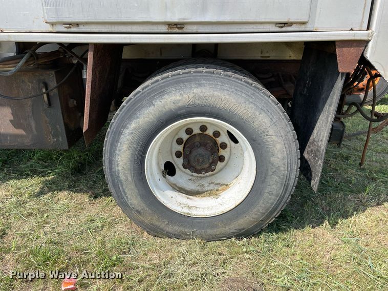 image for item LJ9733 2006 International 7400  dump truck