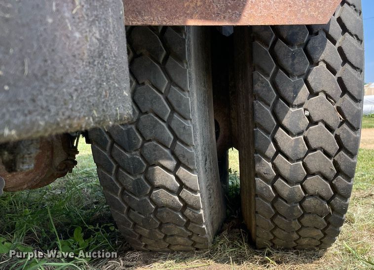 image for item LJ9733 2006 International 7400  dump truck