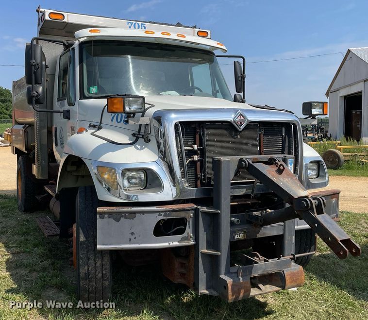 image for item LJ9734 2006 International 7400  dump truck