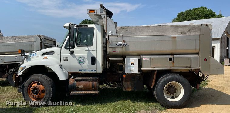 image for item LJ9734 2006 International 7400  dump truck