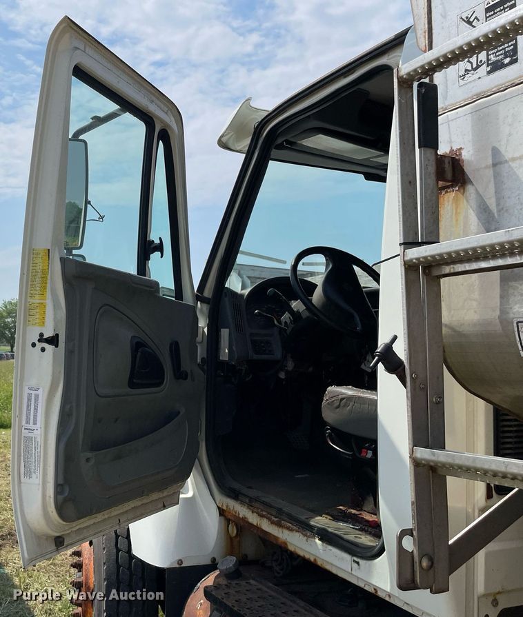 image for item LJ9734 2006 International 7400  dump truck