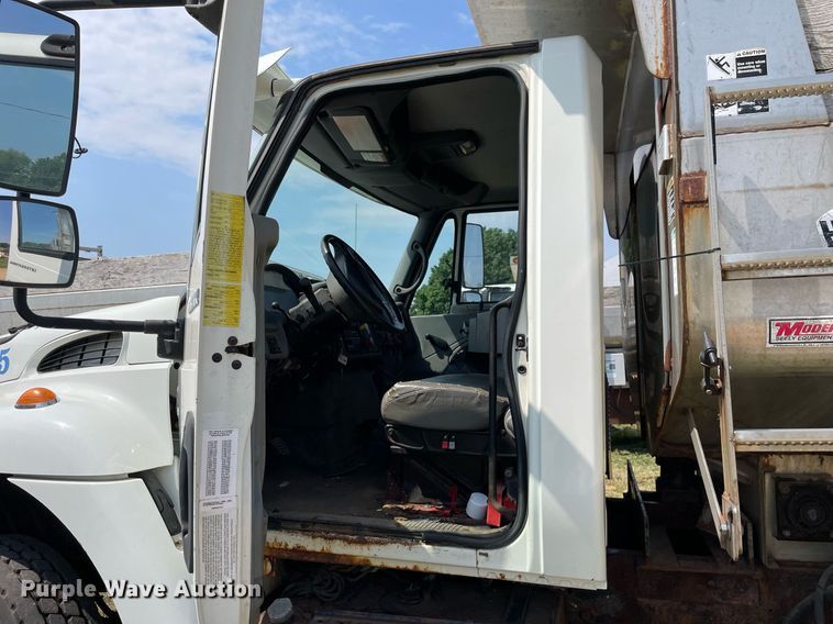 image for item LJ9734 2006 International 7400  dump truck