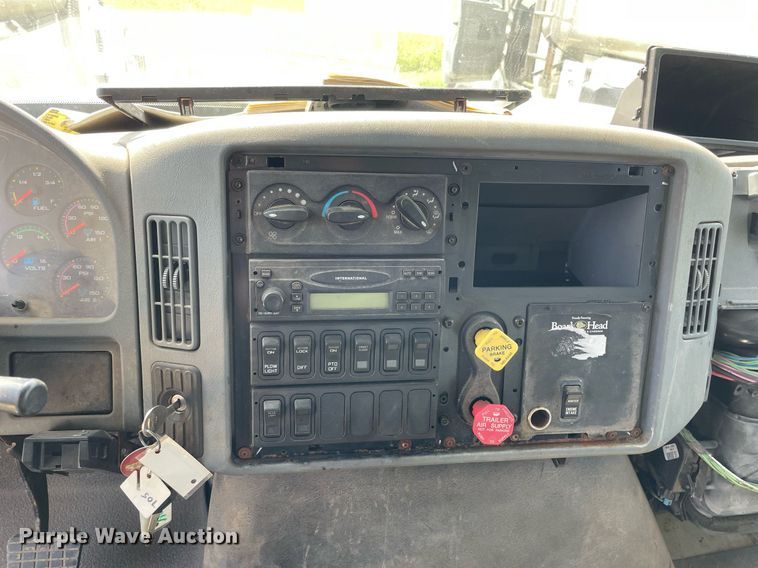 image for item LJ9734 2006 International 7400  dump truck