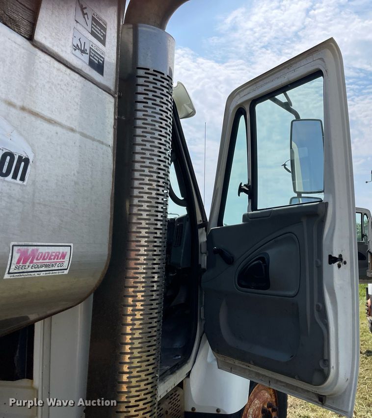 image for item LJ9734 2006 International 7400  dump truck