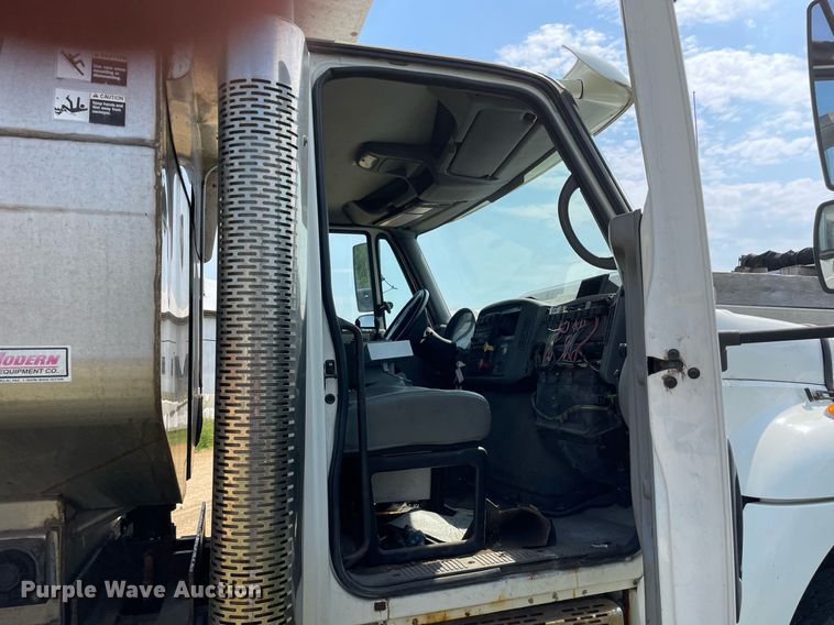 image for item LJ9734 2006 International 7400  dump truck