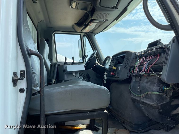 image for item LJ9734 2006 International 7400  dump truck